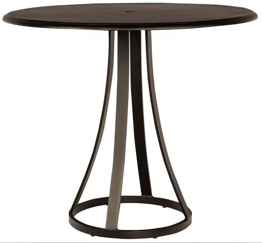 Does the 32 inch round Woodard bar height table have bar height chairs to match?