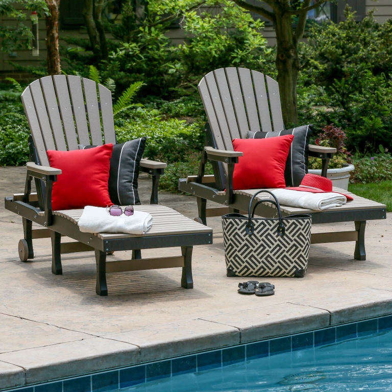 Does this lounger lay completely flat? For sun bathing, can you lay on stomach and back?